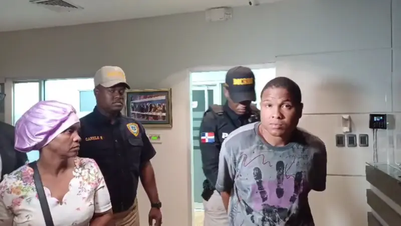Hombre se entrega voluntariamente en Noticias SIN tras ser acusado de homicidio; teme por su vida