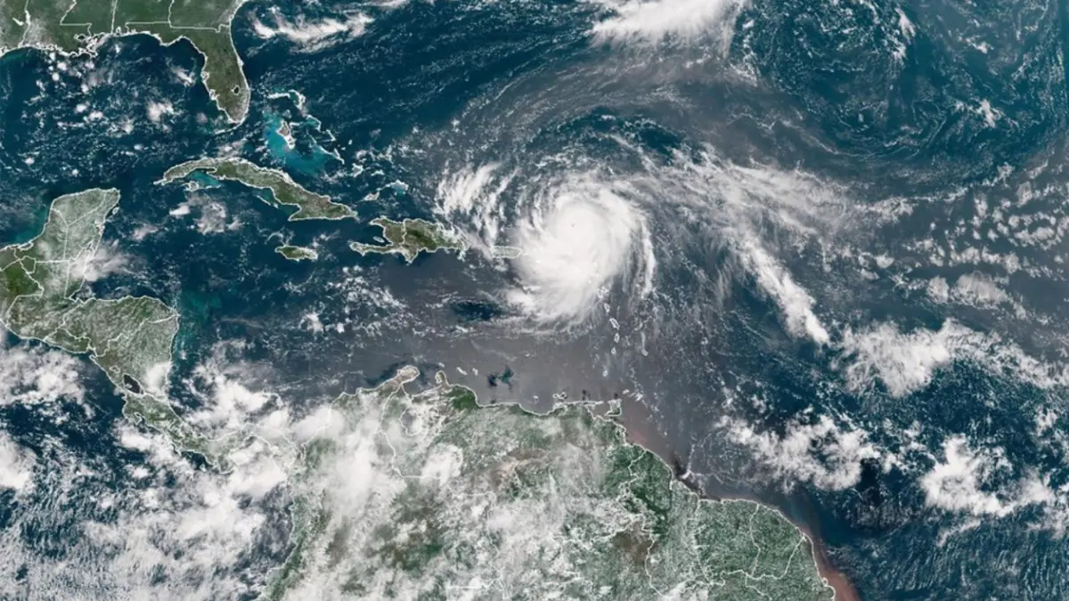 El huracán Erin crece y amenaza con marejadas y lluvias a Bahamas y Carolina del Norte