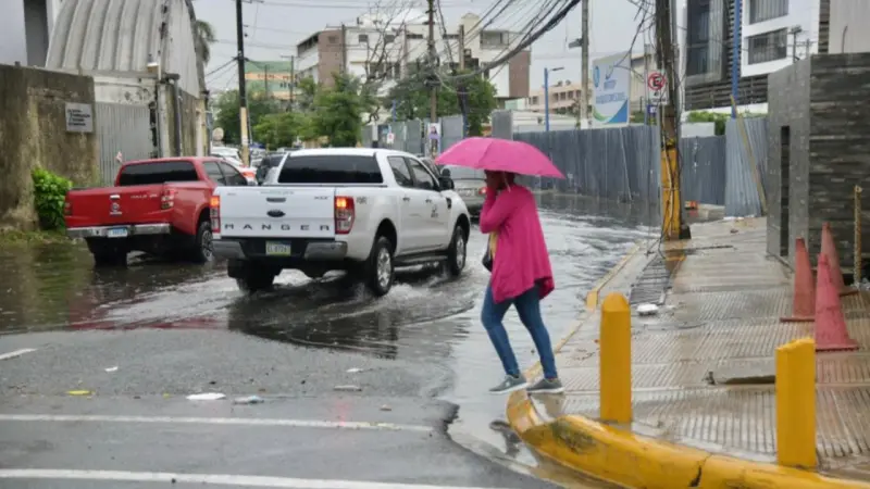 Huracán Erin continúa alejándose de RD, pero sus bandas nubosas inciden en varias regiones