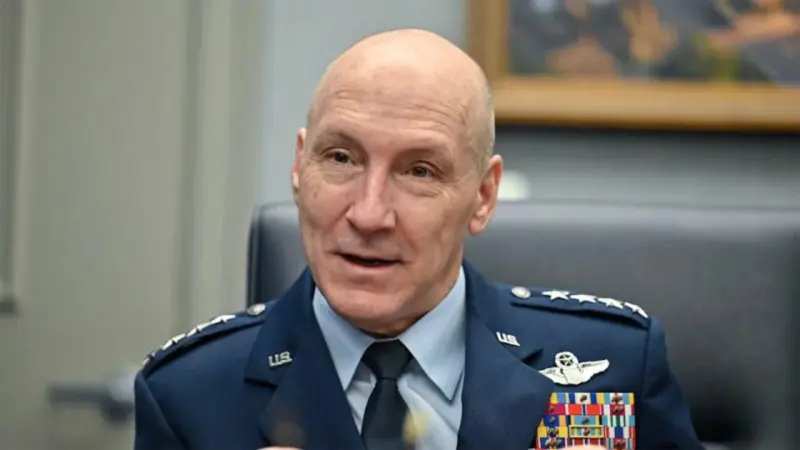 El jefe de la Fuerza Aérea de EEUU abandona por sorpresa su cargo a mitad de mandato