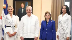 Presidente Abinader recibe a Miss Universo y Miss República Dominicana en el Palacio Nacional