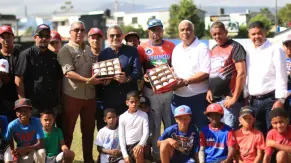 DCNB y MLB entregan remozado y pelotas en play de béisbol en Bonao