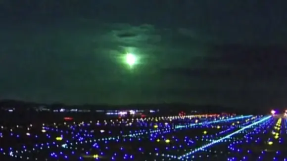 Impresionante bola de fuego ilumina el cielo en Japón