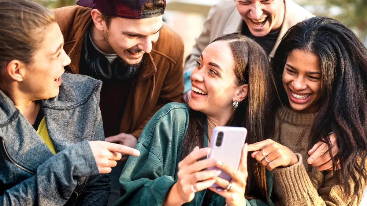 Jóvenes sonriendo.