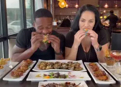 ¡Vivos de milagro! Vehículo impacta restaurante y estuvo a punto de arrollar a influencers