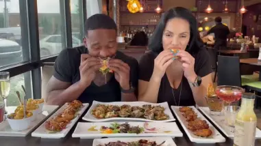¡Vivos de milagro! Vehículo impacta restaurante y estuvo a punto de arrollar a influencers