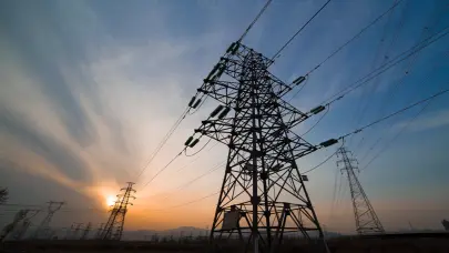 Ola de calor impulsa récord de demanda eléctrica nocturna a 3,950 MW