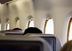 Denuncian a Delta y United por vender como ventana unos asientos contra una pared