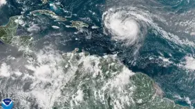 Huracán Erin se debilita a categoría 2 pero amenaza la costa este de EE.UU. y Canadá