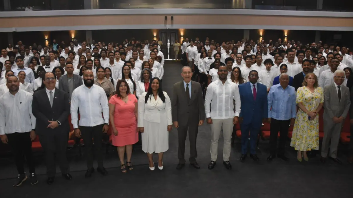 MESCyT e ITLA realizan histórica entrega de 350 becas nacionales a estudiantes en carreras STEAM