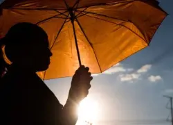 Aguaceros aislados y tronadas en la tarde; temperaturas calurosas en todo el país