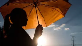 Aguaceros aislados y tronadas en la tarde; temperaturas calurosas en todo el país