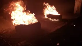 Residentes queman neumáticos en protesta por constantes apagones