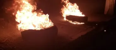 Residentes queman neumáticos en protesta por constantes apagones