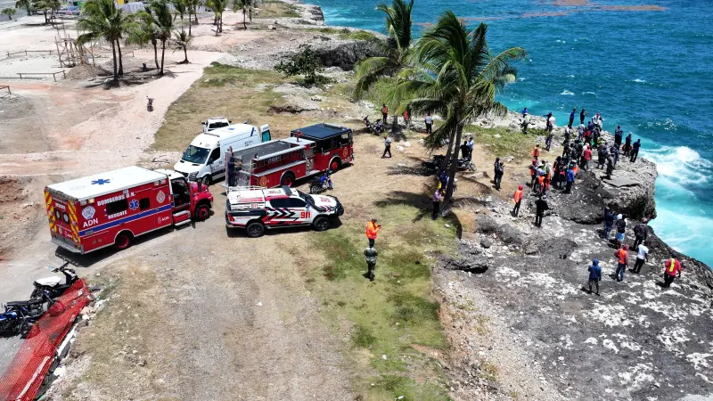 Recuperan en el mar al conductor que cayó al mar por la avenida 30 de Mayo (Melecón)