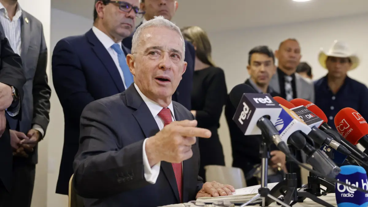 Expresidente Uribe hace mitin electoral en su primer acto público tras quedar en libertad