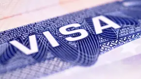 EE.UU. revisa visas de más de 55 millones de extranjeros por posibles violaciones