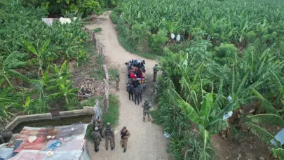 Con drones, Ej&eacute;rcito localiza y detiene a 17 haitianos indocumentados que se ocultaban en un platanal en Mao