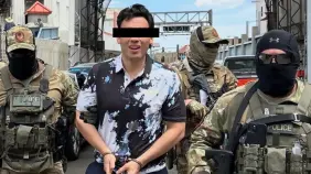 ICE difunde imágenes del boxeador Julio César Chávez Jr. esposado en su entrega a México