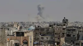 Israel ataca campo de desplazados en Gaza; quedó totalmente destruido