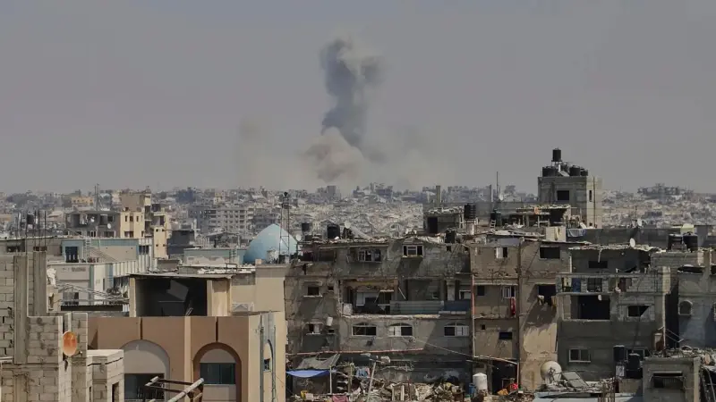 Israel ataca campo de desplazados en Gaza; quedó totalmente destruido