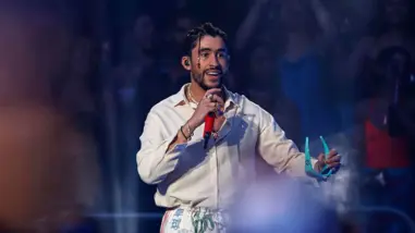 Bad Bunny pone a perrear a los sordos al ritmo de los intérpretes de señas en Puerto Rico