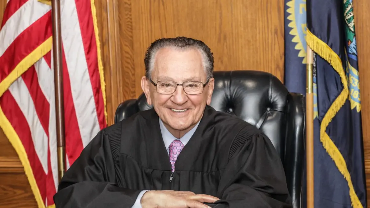 En esta foto vemos a Frank Caprio, juez de la corte de Rhode Island.