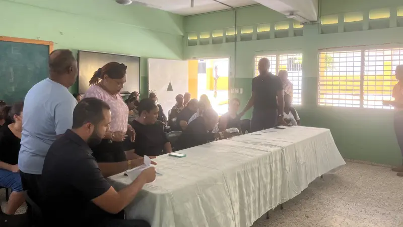 Docentes y padres presionan por tanda extendida en liceo Gregorio Luperón de Pedro Brand