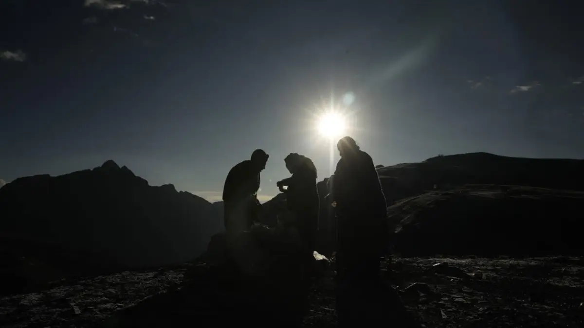 Personas preparan un ritual dedicado a la madre tierra en La Cumbre (Bolivia).