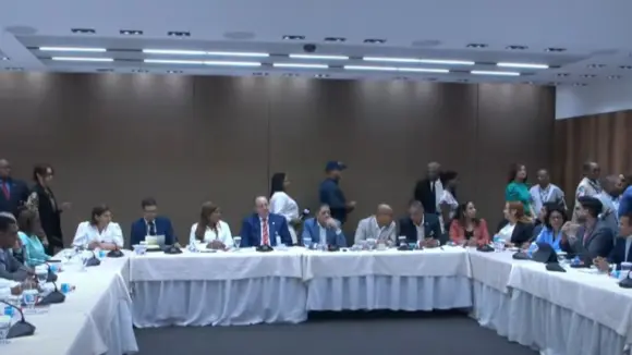 Ministro de Hacienda explica a Pacheco de dónde saldrá el financiamiento del presupuesto complementario