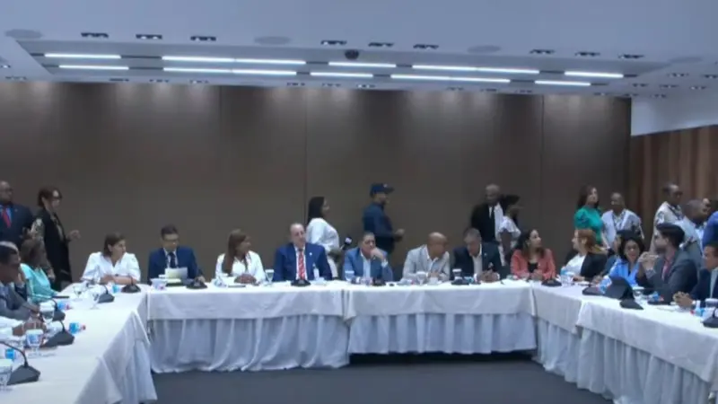 Ministro de Hacienda explica a Pacheco de dónde saldrá el financiamiento del presupuesto complementario