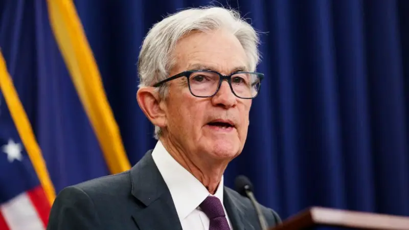 Powell dice que los riesgos para la economía están cambiando y apunta a rebaja de tipos