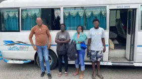 Detienen chofer con indocumentados y pasaportes haitianos