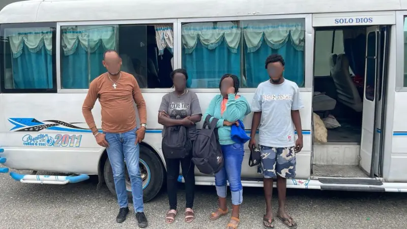 Detienen chofer con indocumentados y pasaportes haitianos