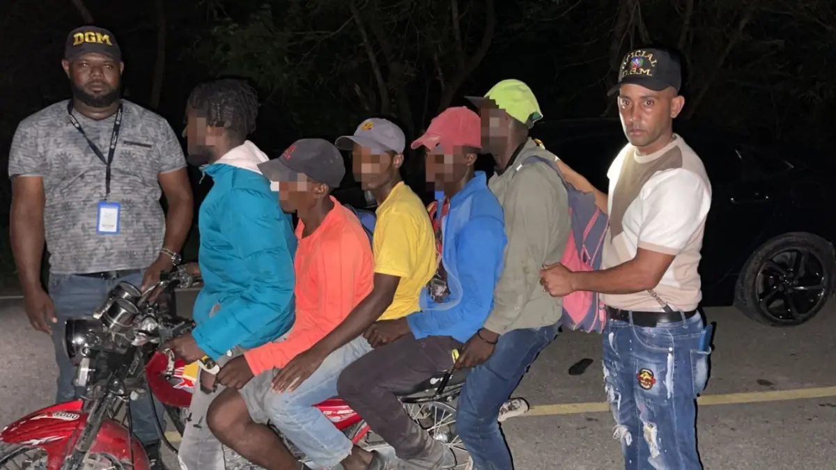 Migración detiene grupo de motoristas traficando indocumentados en las proximidades de Azua