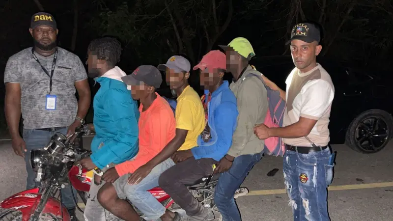 Migración detiene grupo de motoristas traficando indocumentados en las proximidades de Azua