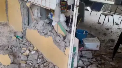 Padres inician demolición de la escuela de Buen Hombre, en Montecristi