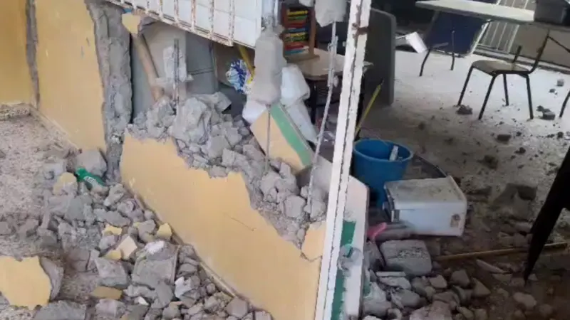 Padres inician demolición de la escuela de Buen Hombre, en Montecristi