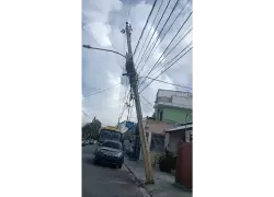 Denuncian poste de luz a punto de colapsar en zona turística de La Romana