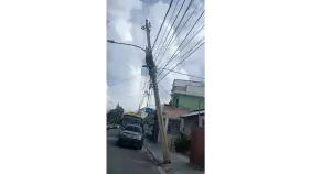 Denuncian poste de luz a punto de colapsar en zona turística de La Romana