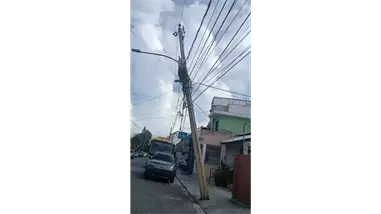 Denuncian poste de luz a punto de colapsar en zona turística de La Romana