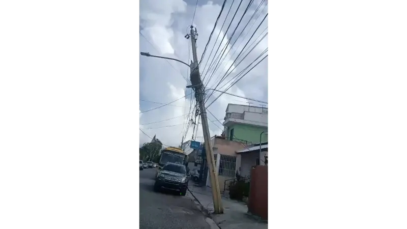 Denuncian poste de luz a punto de colapsar en zona turística de La Romana