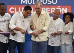 Abinader y ministro Kelvin Cruz entregan Multiuso Club Luperón