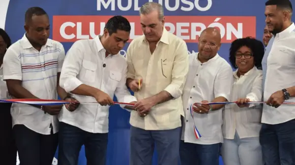 Abinader y ministro Kelvin Cruz entregan Multiuso Club Luperón