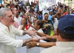 Abinader entrega 1,910 títulos de propiedad, de un total de 3,314 en Los Guaricamos
