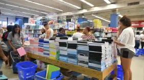 Ante la falta de "kits escolares" del INABIE, padres estiran a última hora su presupuesto para comprar los uniformes y útiles