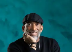 Chichi Peralta nominado a Premios Indie Dominicano por su música de fusión