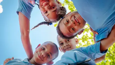 El año escolar 2025-2026 inicia con actos simultáneos en los 122 distritos escolares