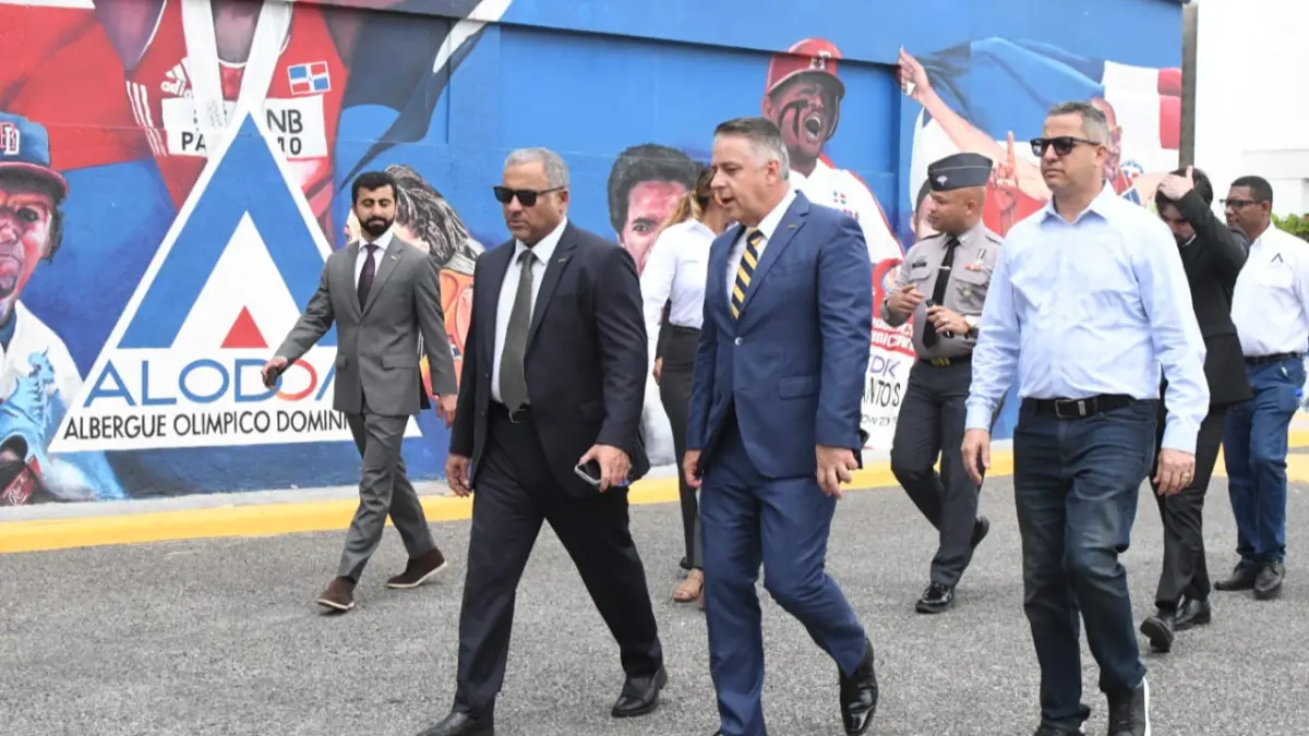 Desde la izquierda, Abdullah Al Hashmi, Yerliza Tatis, Roenny Catano Martínez, Mohamed Al Dhaheri, Gonzalo Londoño, José Luis Bautista, Gissell Castillo y Juan Sebastián Londoño.
