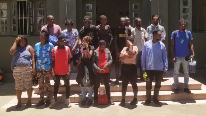 Ejército detiene 19 indocumentados en puesto de chequeo El Guanal en Santiago Rodríguez